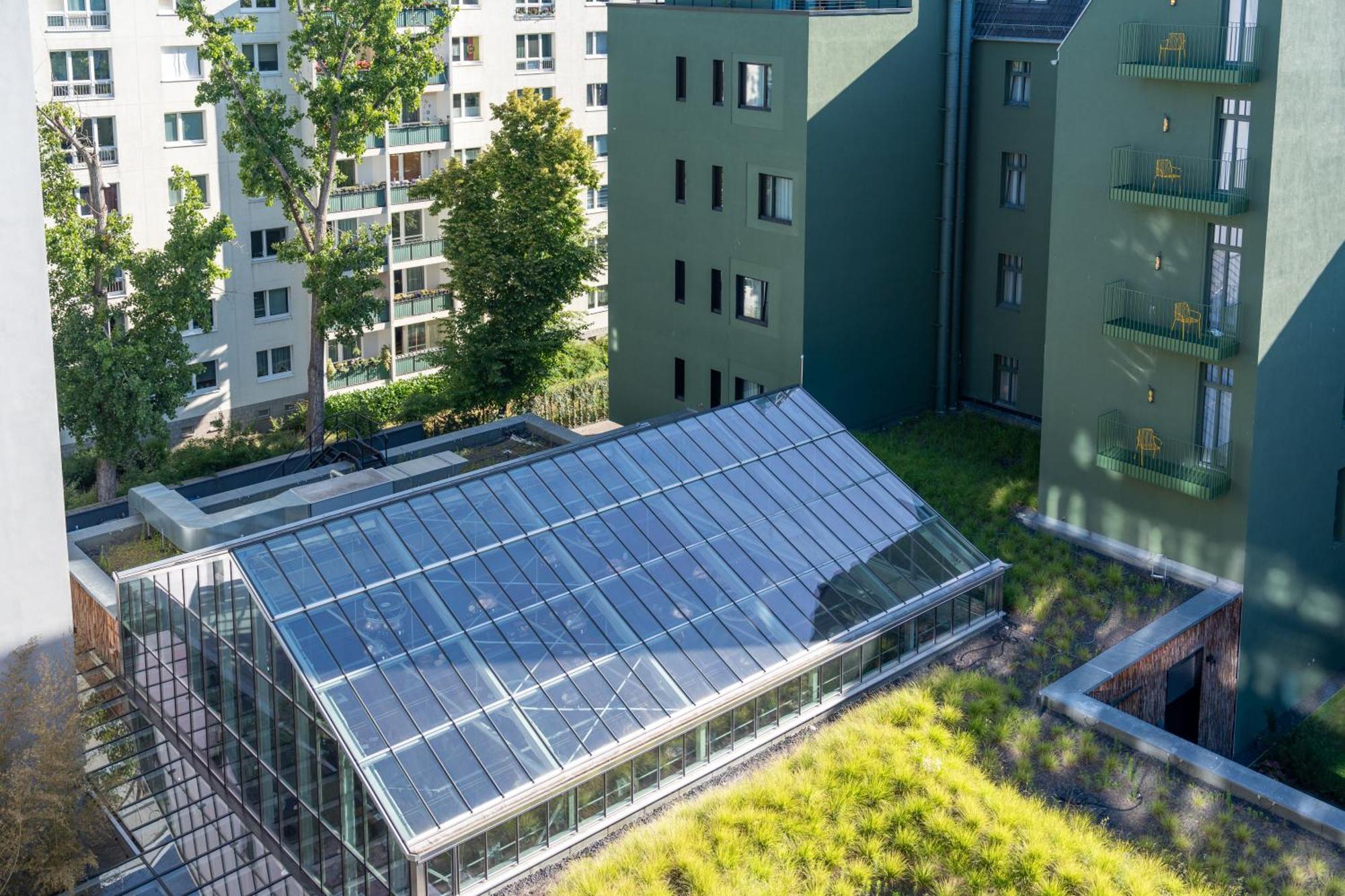 Sly Berlin Hotel Exterior foto Solar collectors on a green roof