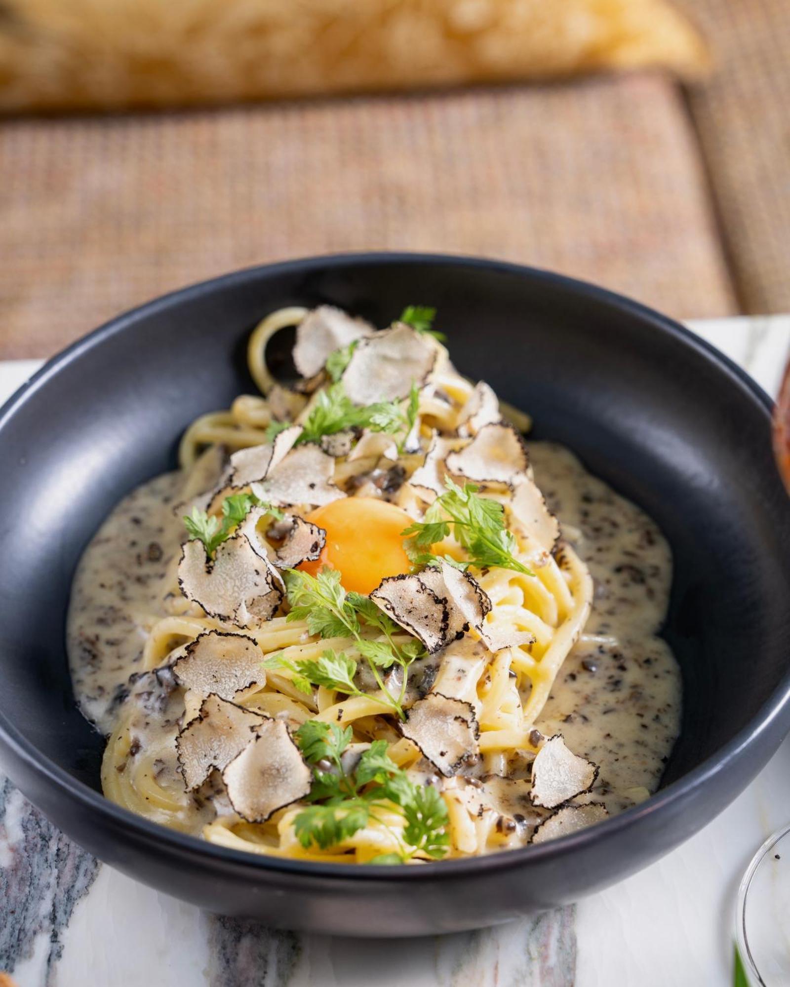 Sly Berlin Berlim Exterior foto Pasta with black truffle